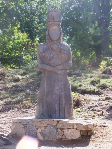 065 Statue en chataignier vers Evisa.JPG