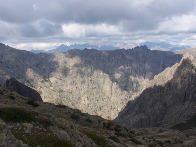 82 Vue sur le col franchi ce matin et sur la breche de Capit.JPG